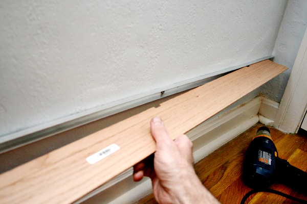 07_insert notched baseboard moulding into aluminum track