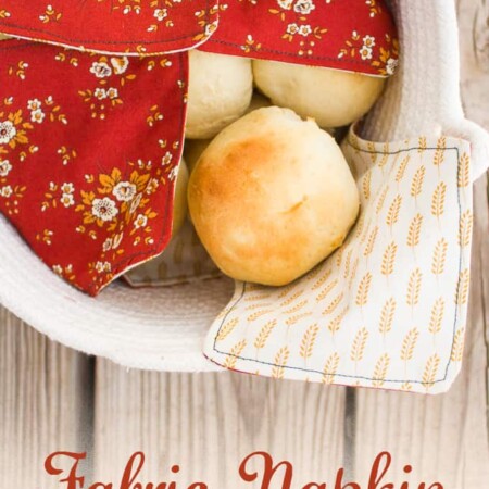 Use this free pattern to make a Fabric Napkin Bread Warmer. Perfect for family dinners and Thanksgiving!