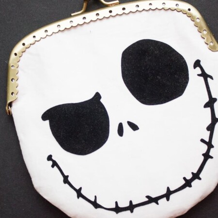 Use the free cutting file to make this adorable Jack Skellington Coin Purse!
