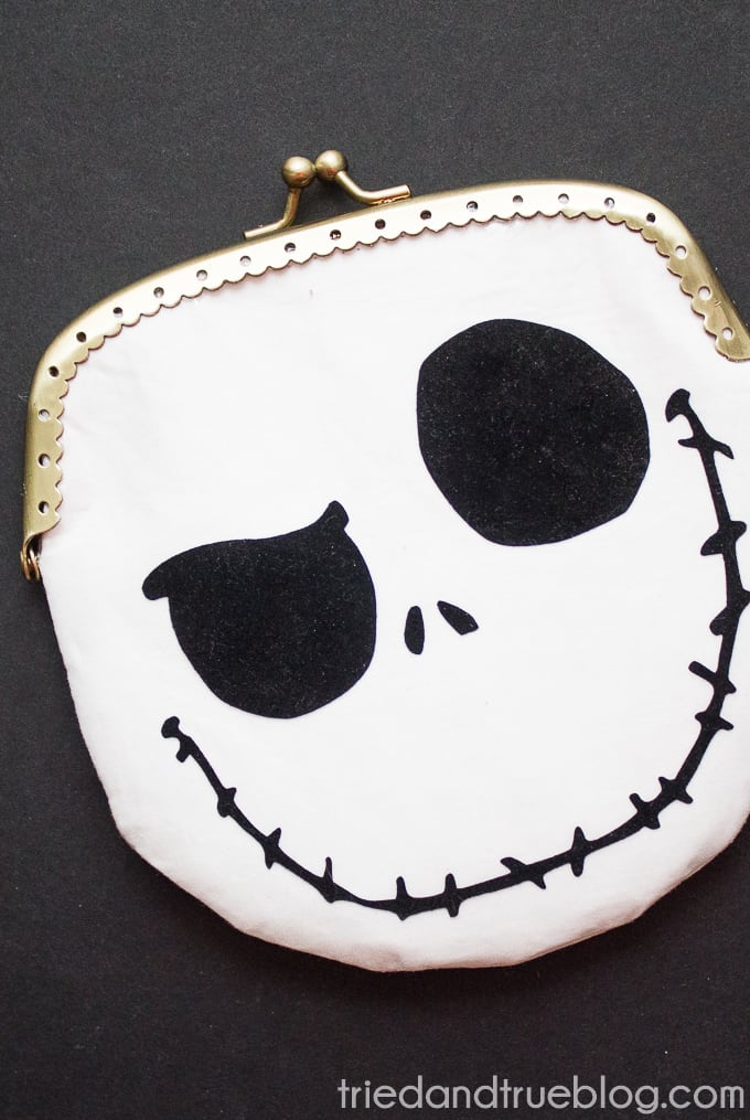 Use the free cutting file to make this adorable Jack Skellington Coin Purse!