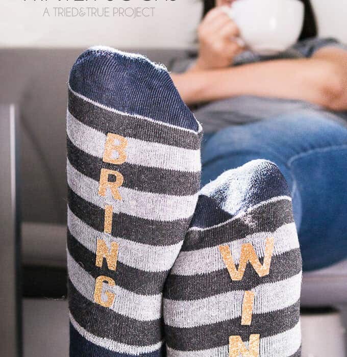 "Bring Wine" Winter Socks Tutorial - Perfect gift!